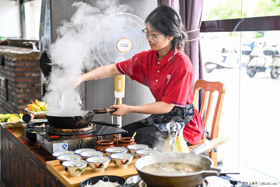 全网追的“扁担女孩”，找了一份暑假工，时薪12元 - 哈尔滨生活资讯 - 哈尔滨28生活网 hrb.28life.net
